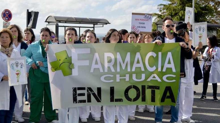 Trabajadores, ayer, durante la concentración.