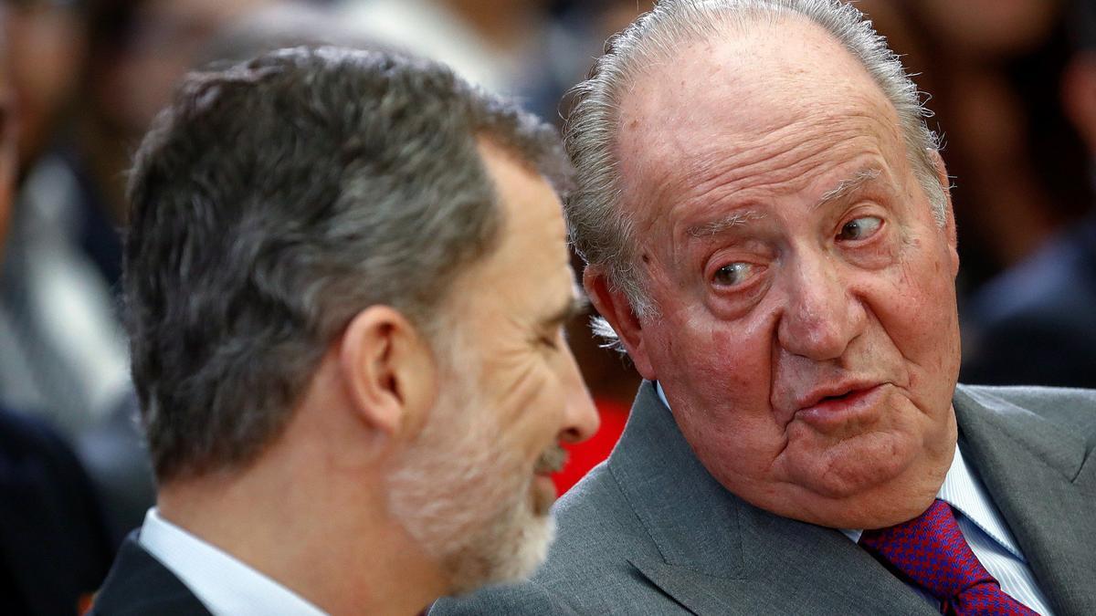 El rey emérito Juan Carlos I, junto a su hijo, el rey Felipe VI, durante la ceremonia de entrega de los Premios Nacionales del Deporte en el Palacio de El Pardo, el 10 de enero del 2019.