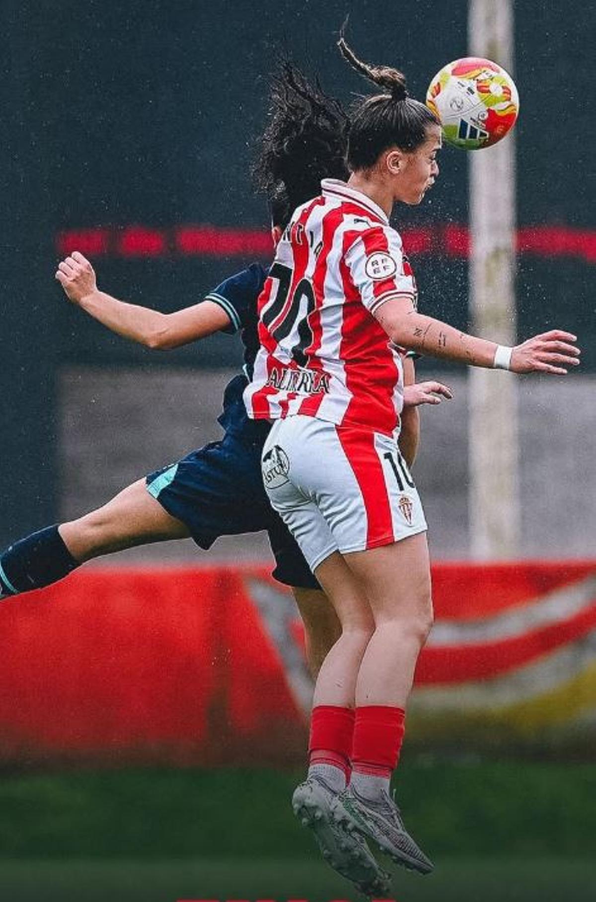 Antia rematando de cabeza.