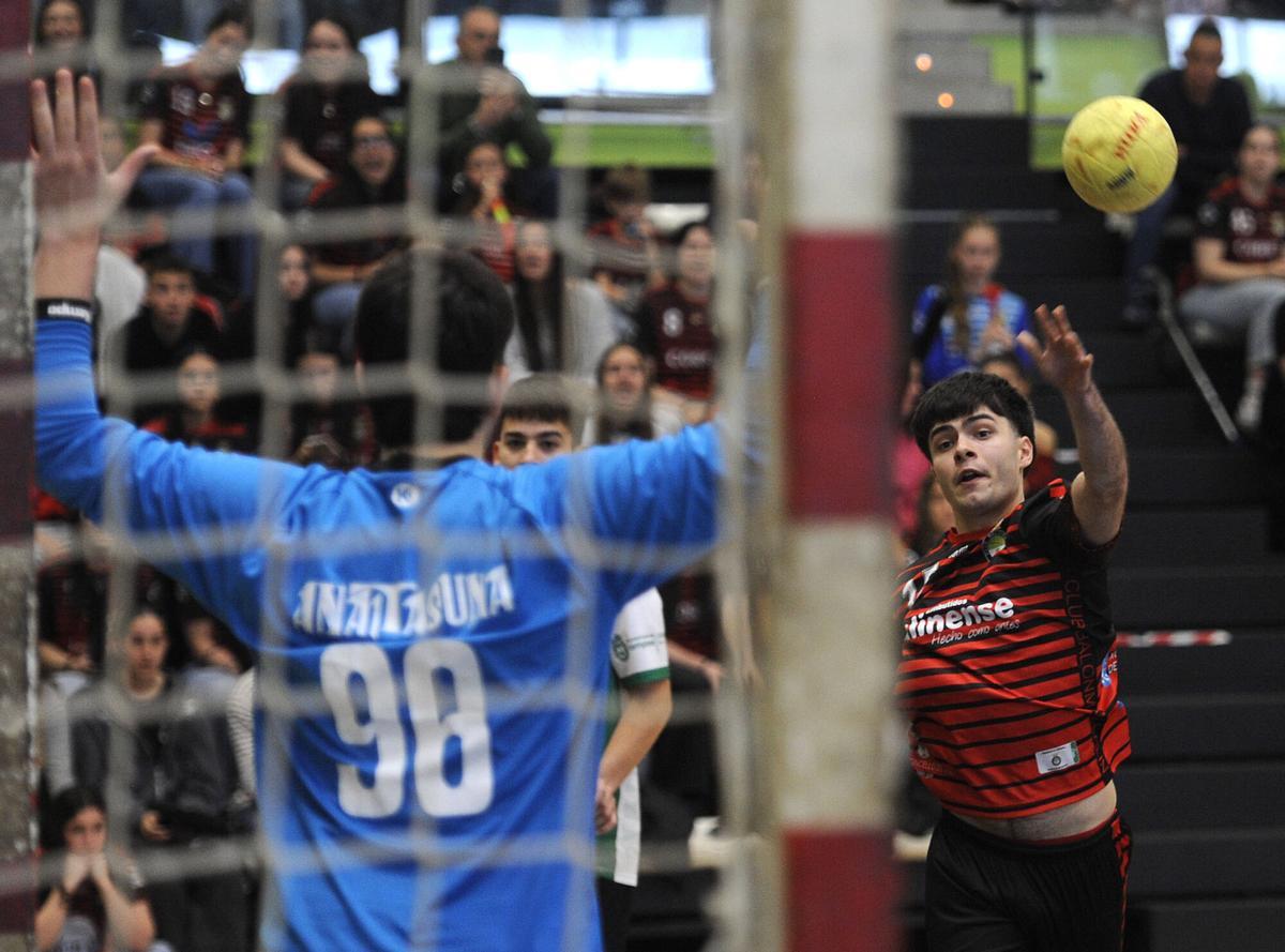 LALIN. BALONMANO FASE ESTATAL NACIONAL JUVENIL BM LALIN - ANAITASUNA JUGADAS Y ENTREGA DE PREMIOS ANAITASUNA PRIMERO Y BALONMANO LALIN SEGUNDO ENTRENADOR PACHI