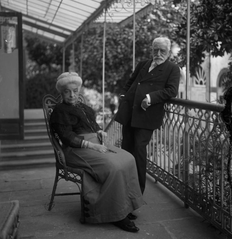Avelina Villegas Rubinos y Eugenio Montero Ríos en un anexo del pazo en 1912.