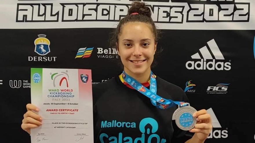 Analía Domínguez posa con su medalla y el diploma.