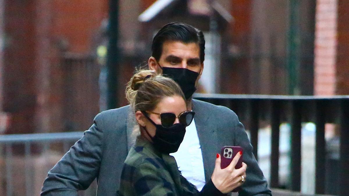 Olivia Palermo disfruta con su marido Johannes Huebl de un paseo por el Soho de Nueva York