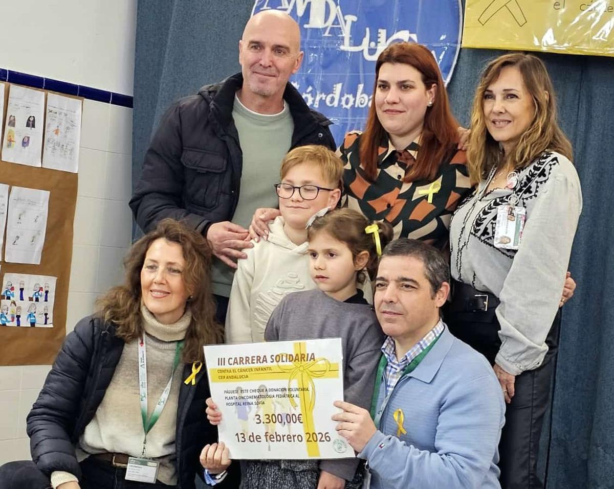 Entrega de la donación lograda por la carrera del colegio Andalucía al hospital Reina Sofía.