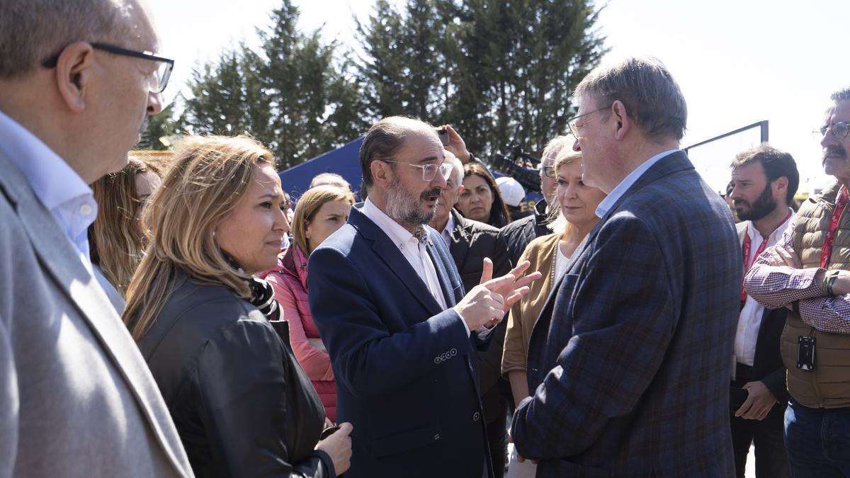 Javier Lambán y Ximo Puig charlan en Barracas tras visitar la zona del incendio.