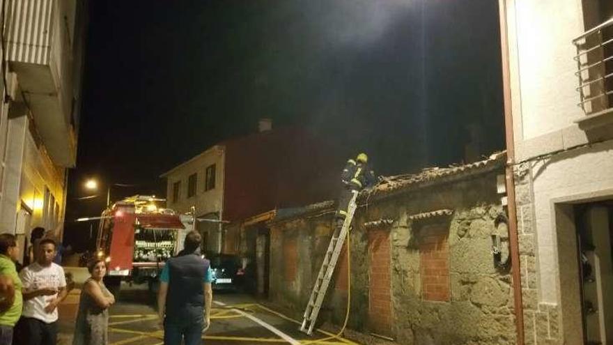 El incendio se registró en la calle Porto Meloxo. // Muñiz