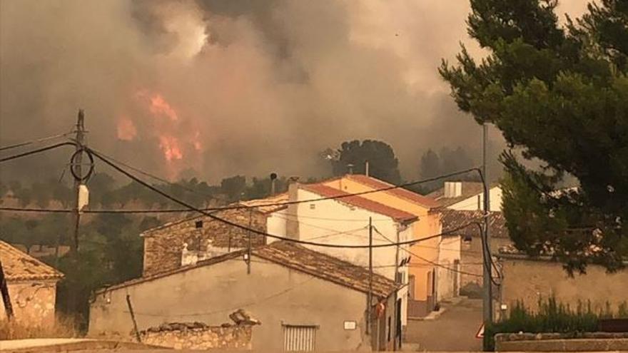 El fuego del incendio de Venta del Moro rodea Casas de Moya