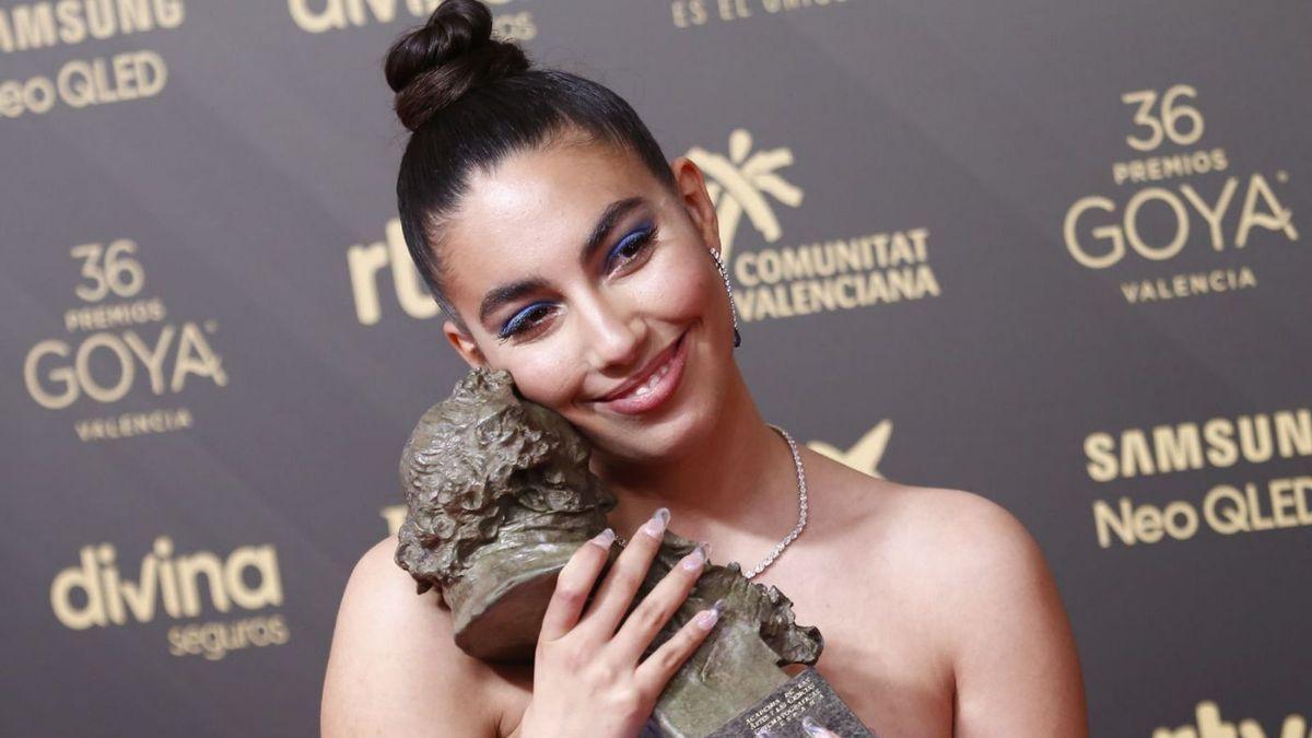 María José LLergo sostiene, feliz, su premio Goya.