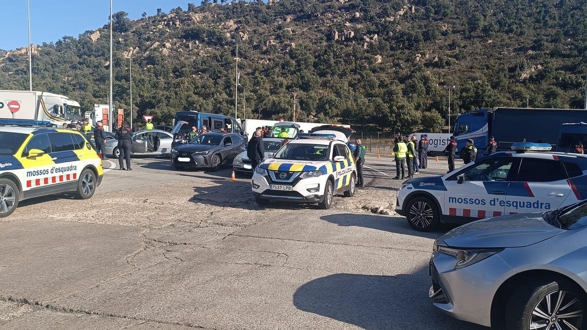 Un moment del dispositiu policial a la Jonquera.
