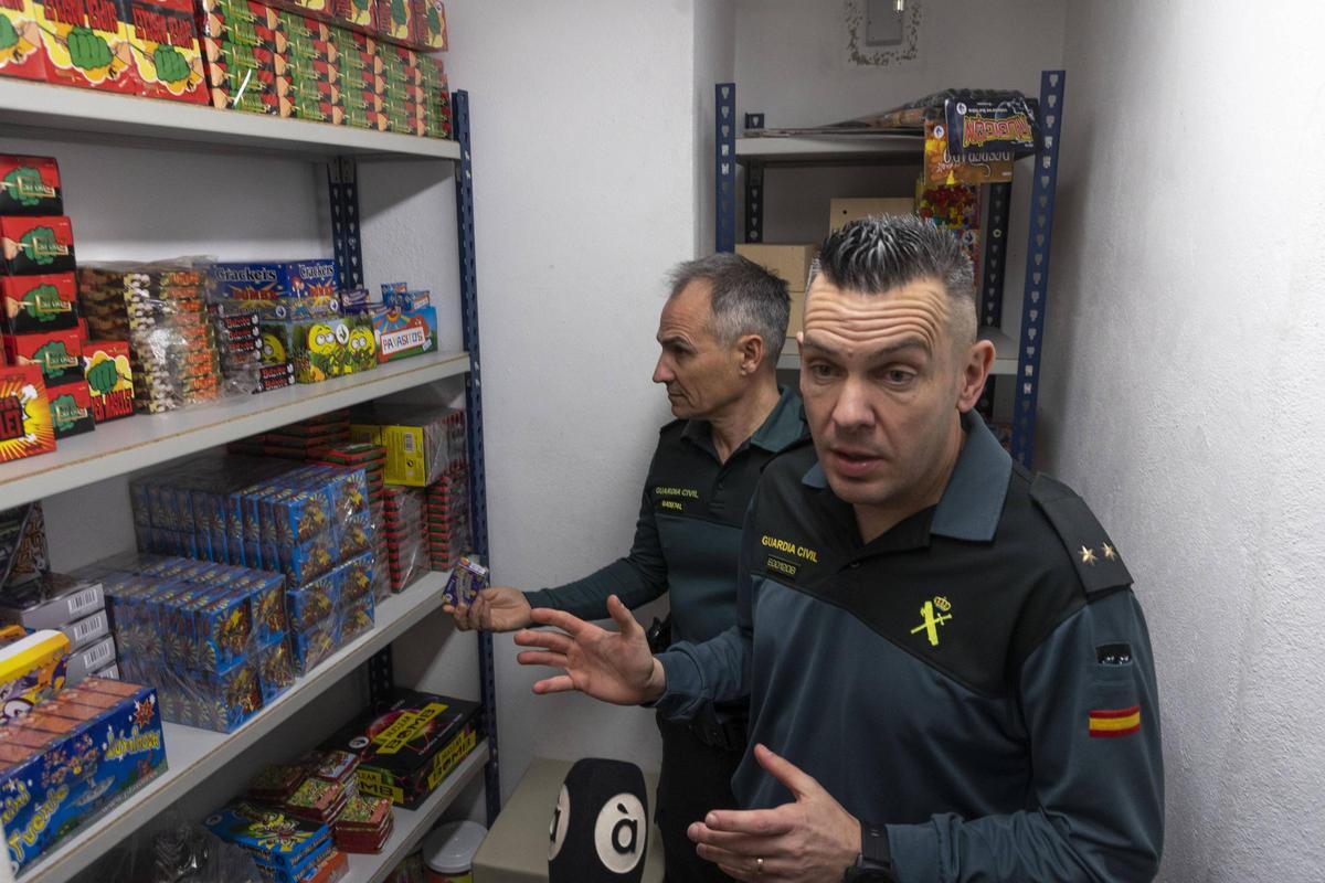 Inspección de la Guardia Civil en el almacén de la tienda de artículos pirotécnicos