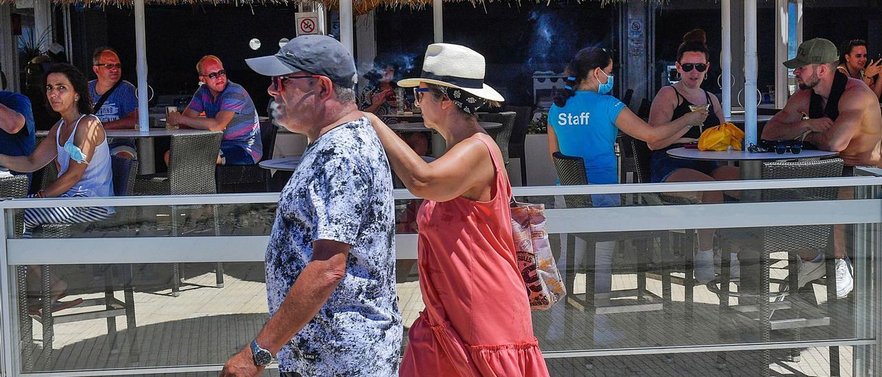 Turistas paseando en Playa del Inglés. | |