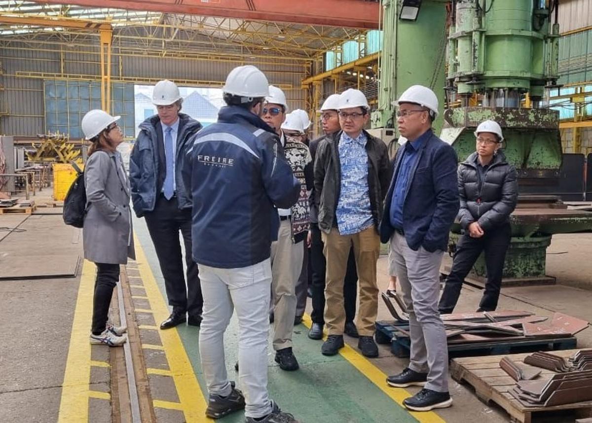 Miembros del Ministerio de Asuntos Marítimos y Pesca indonesio con el director general del astillero vigués, Marcos Freire.