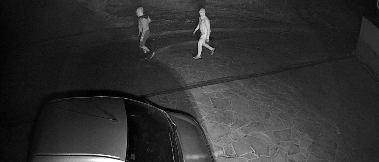 Los dos ladrones, con la cara tapada, en la entrada de la vivienda. | FOTOGRAMA CÁMARA DE SEGURIDAD