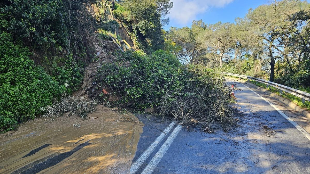 Cortada al tráfico la carretera B-500 en Sant Fost de Campsentelles por un deslizamiento