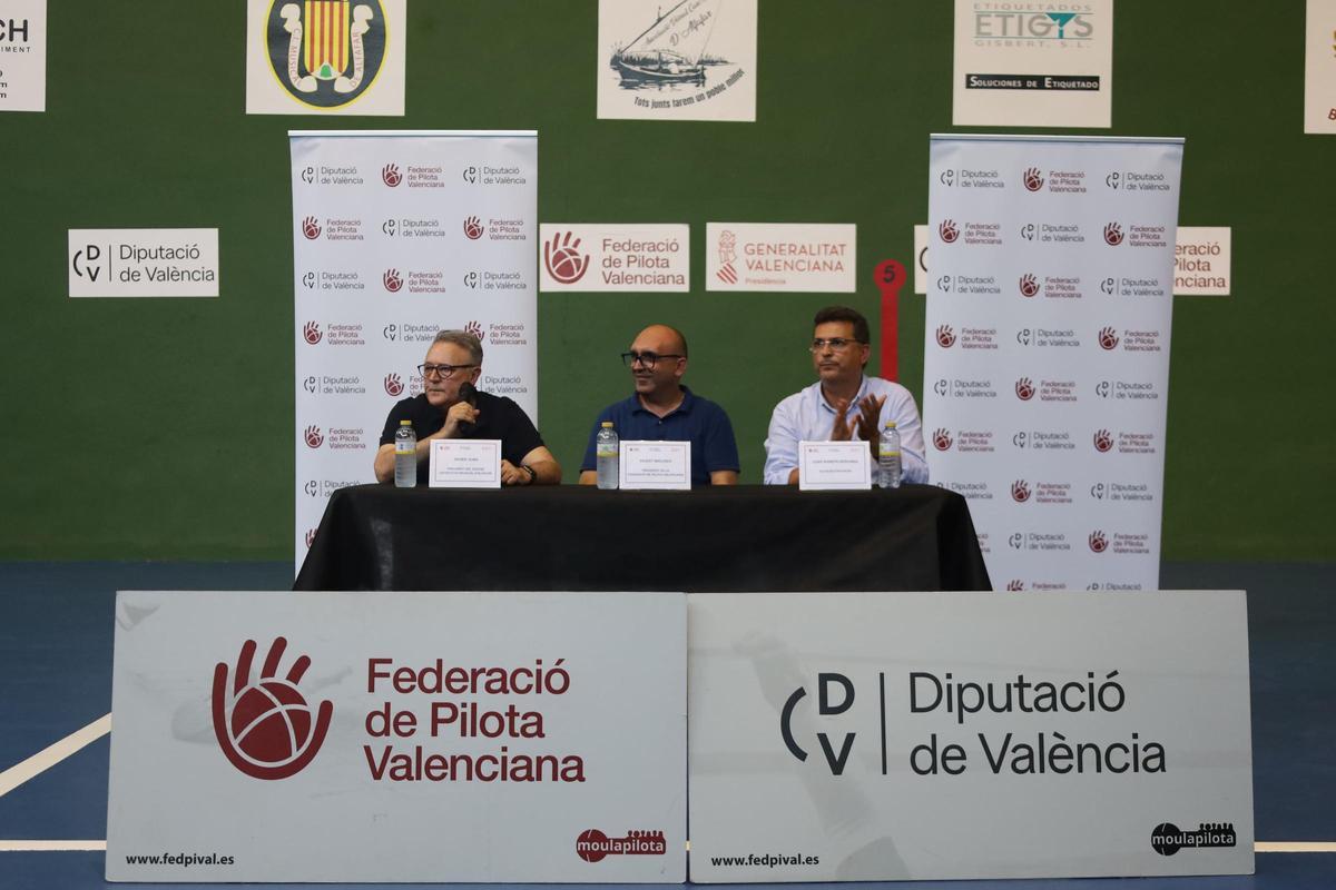 Javier Juan, Vicent Molines i Juan Ramón Adsuara, durant el torn de paraula.