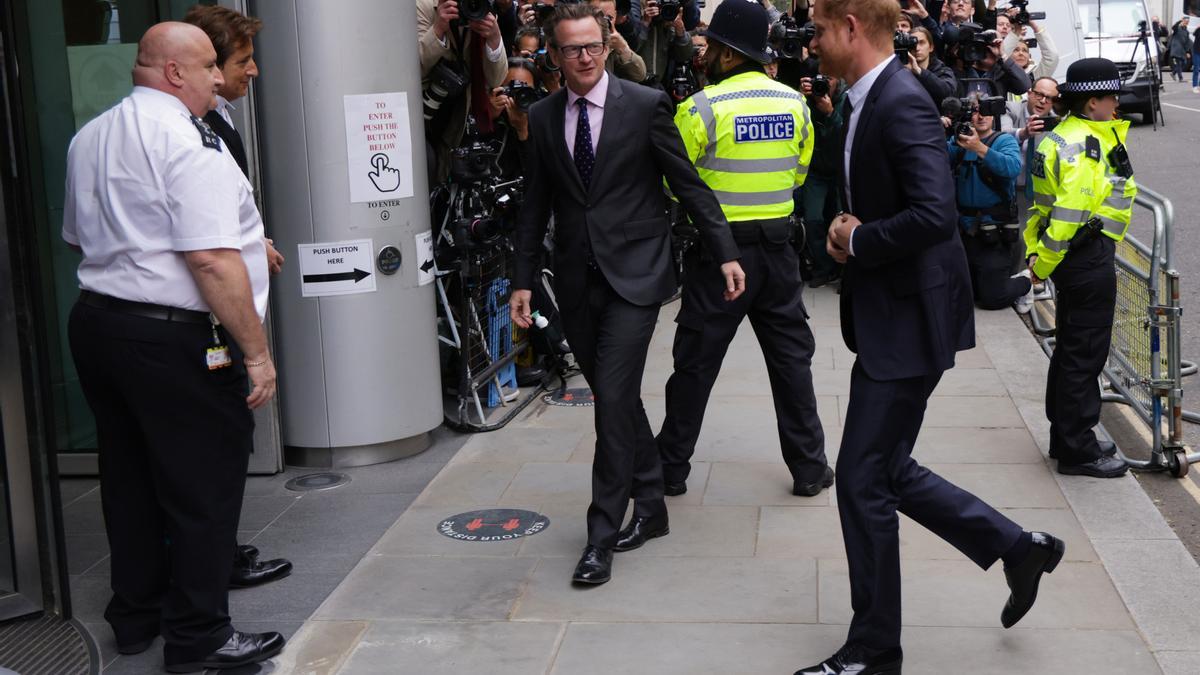 La llegada del príncipe Harry a su juicio contra los tabloides británicos