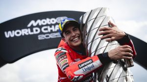 Marc Márquez abraza, tras la conquista de su noveno título, en Japón, el nuevo trofeo de MotoGP.