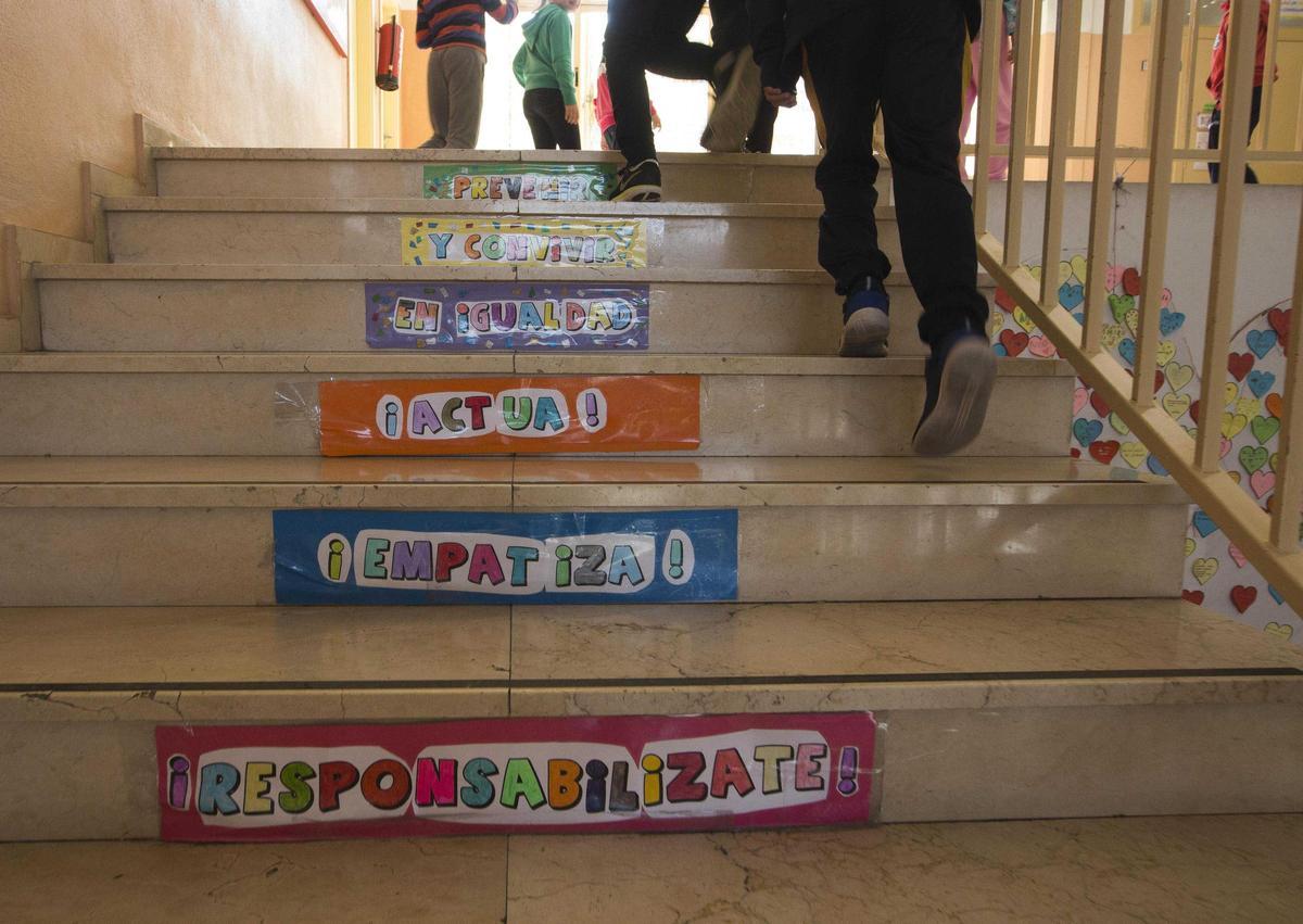 Mensajes que fomentan el respeto en las aulas en las escaleras de un instituto de Alicante