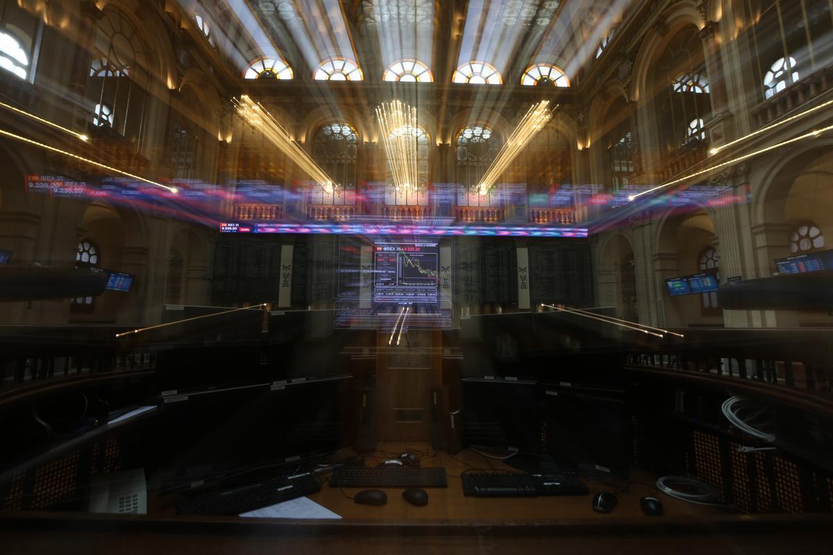 Vista del panel del Ibex35 en la Bolsa de Madrid. EFE/Javier Lizón