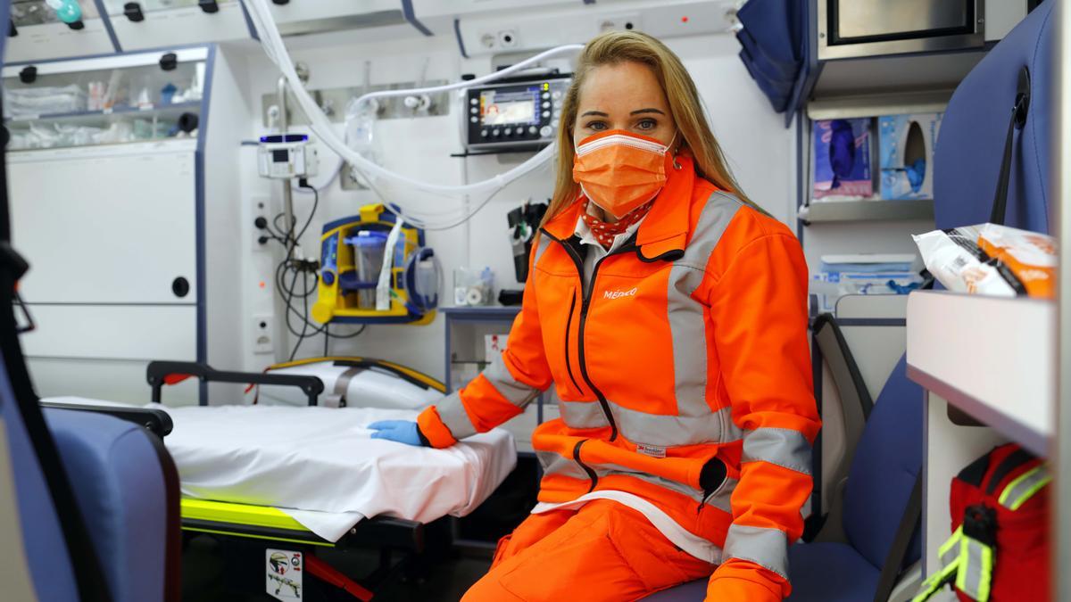 La médica Carolina Ligorit posa en una ambulancia del SAMU.