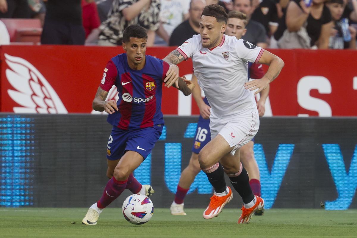 SEVILLA, 26/05/2024.- El delantero del SEvilla Lucas Ocampos (d) y és del FC BArcelona João Pedro Cavaco Cancelo durante el úlltimo partido de la Liga EA Sports que el Sevilla y el FC Barcelona disputan este domingo en el estadio Sanchez Pizjuan de Sevilla. EFE/ José Manuel Vidal