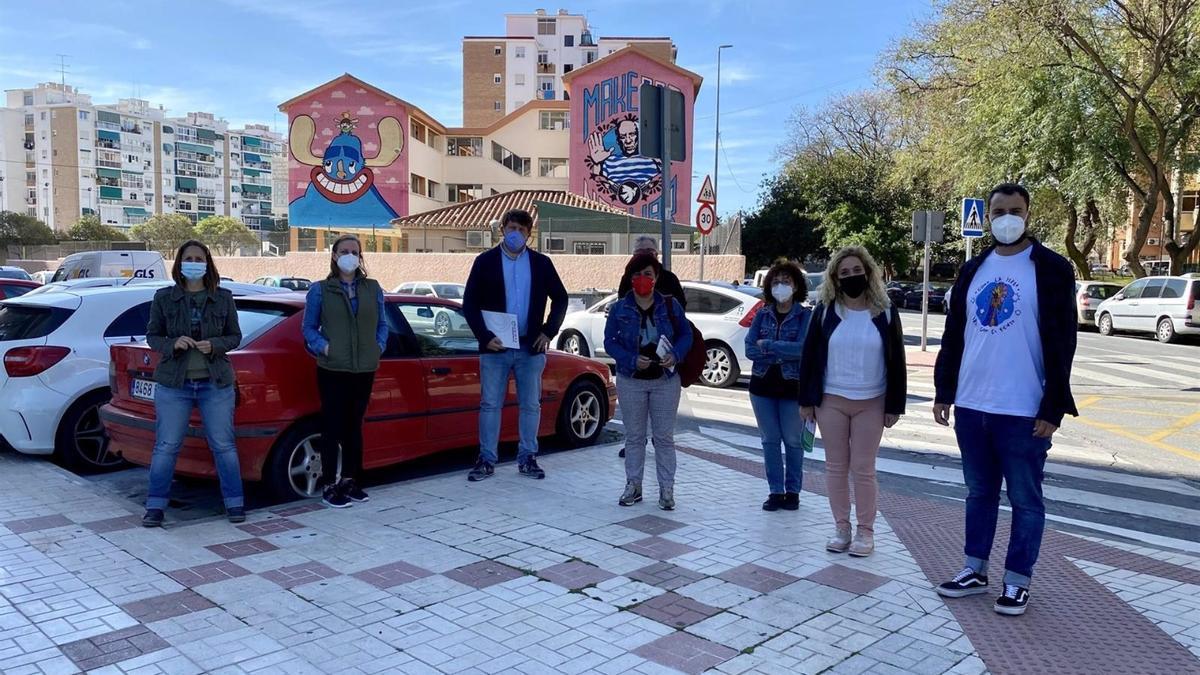 Concejales de Adelante Málaga ante el colegio Ciudad de Mobile, en la capital