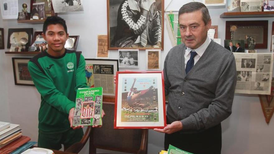 El museo alberga también un álbum de cromos y una foto de la icónica volea de Quini.