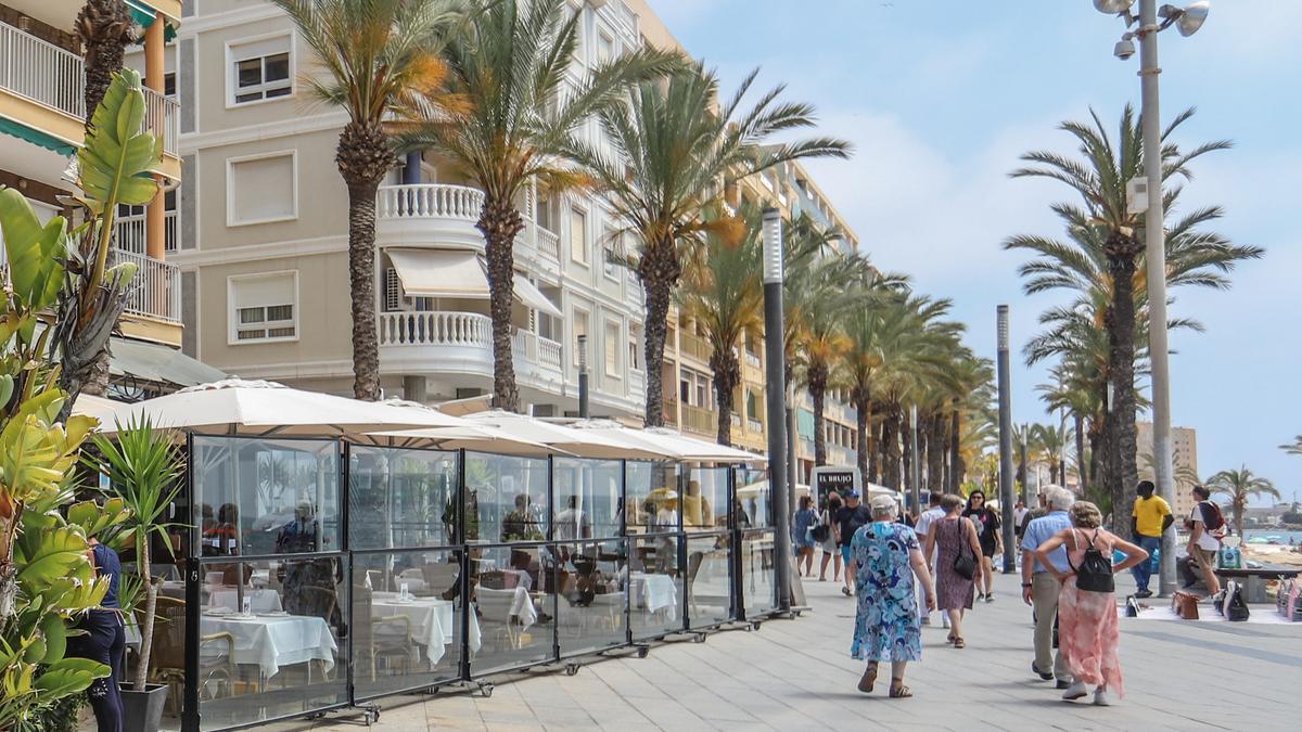 Ejemplo del pasillo que queda entre las terrazas y el cantil del paseo con el mar con una afluencia de público todavía moderada en el mes de mayo