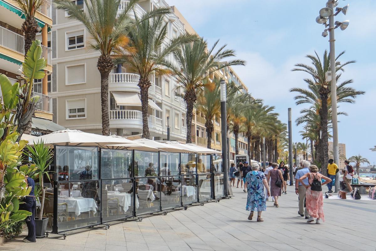 Ejemplo del pasillo que queda entre las terrazas y el cantil del paseo con el mar con una afluencia de público todavía moderada en el mes de mayo