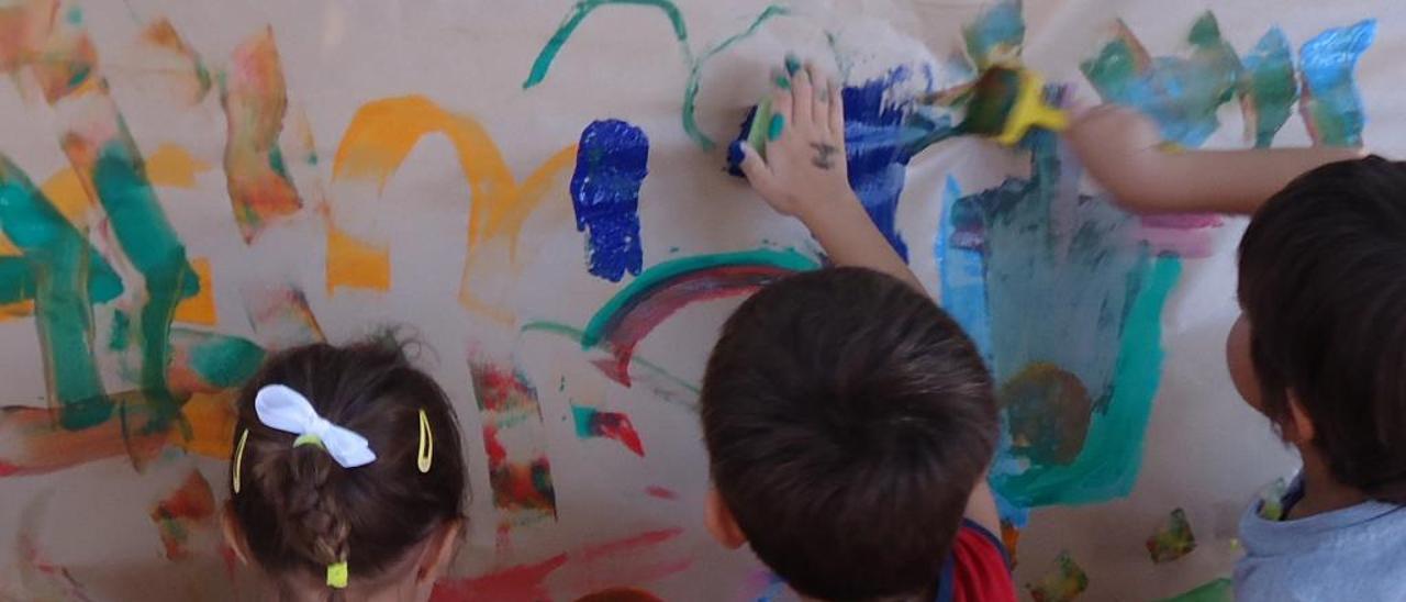 Niños en una de las actividades organizada en una escuela infantil.  RAFA ARJONES