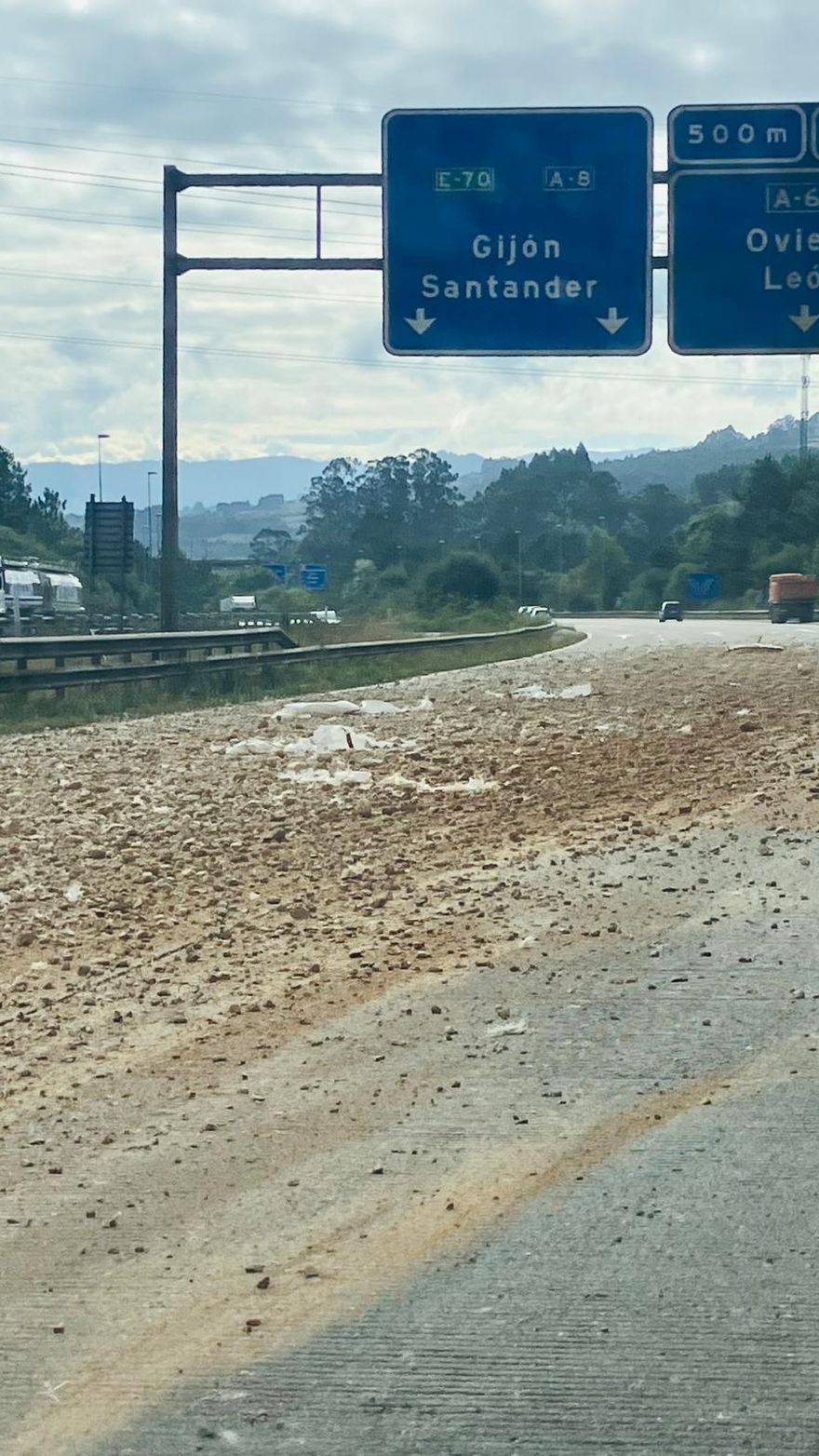 Un camión pierde la carga en la "Y" y provoca importantes retenciones