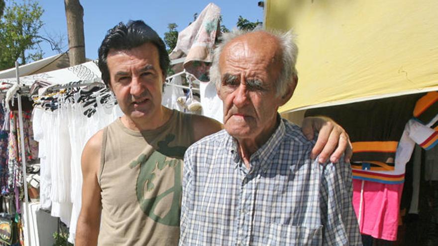 El fundador de Las Dalias, Juan Marí, con su hijo Juan en 2009 en el mercadillo de Las Dalias.