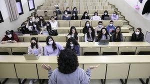 Una profesora imparte clase en una facultad universitaria.