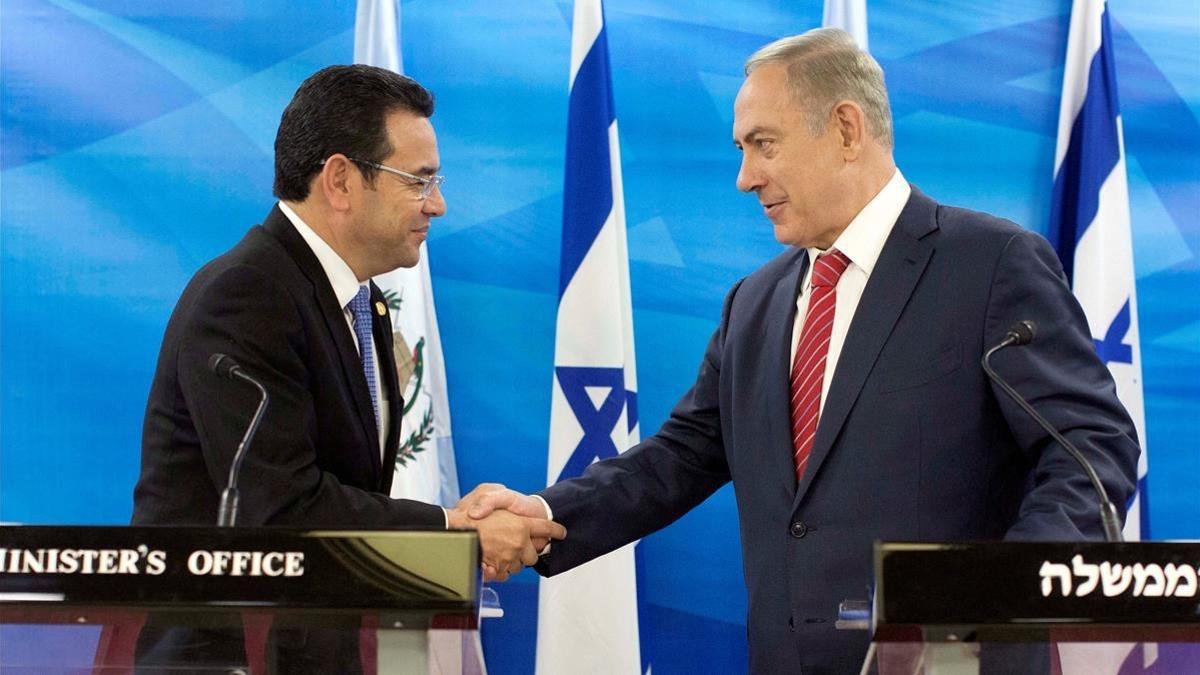 Jimmy Morales y Benjamin Netanyahu durante una reunión en Jerusalén, en noviembre del 2016.