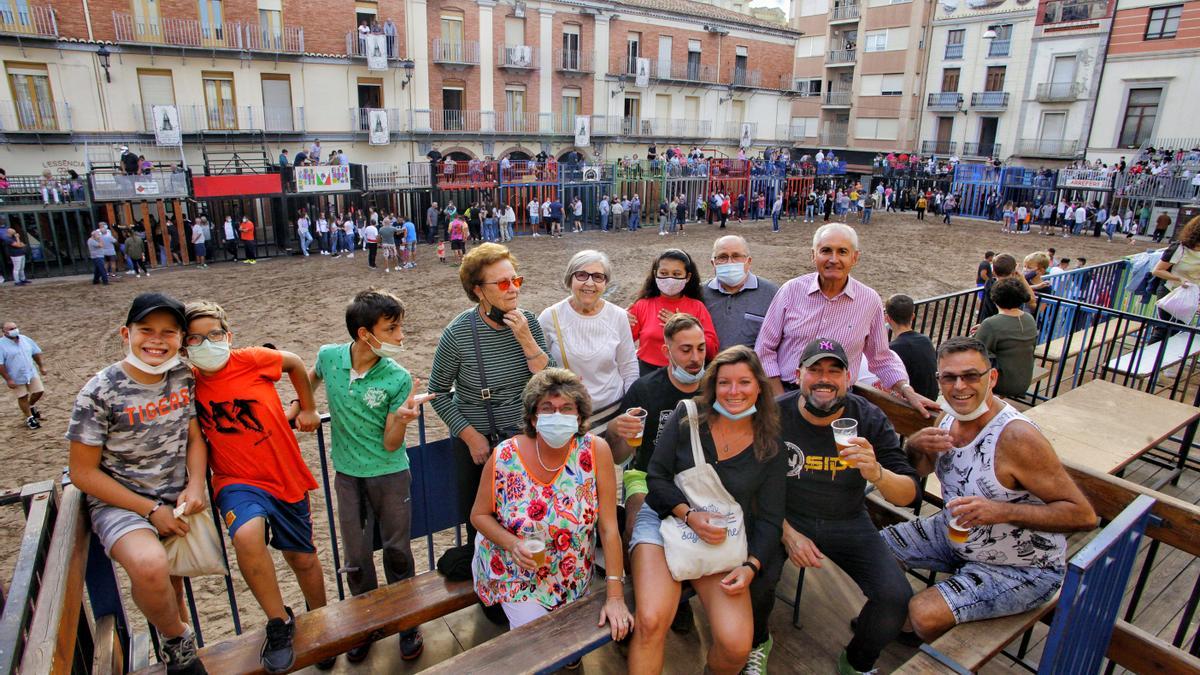 Jóvenes y mayores no han querido perderse este viernes el regreso de los &#039;bous de carrer&#039;.