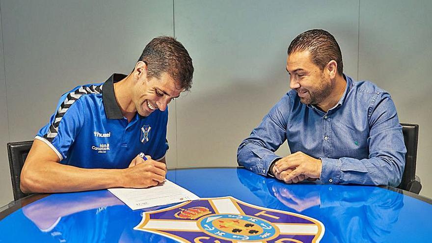 Los dos protagonistas, en el momento de la firma. | | CD TENERIFE