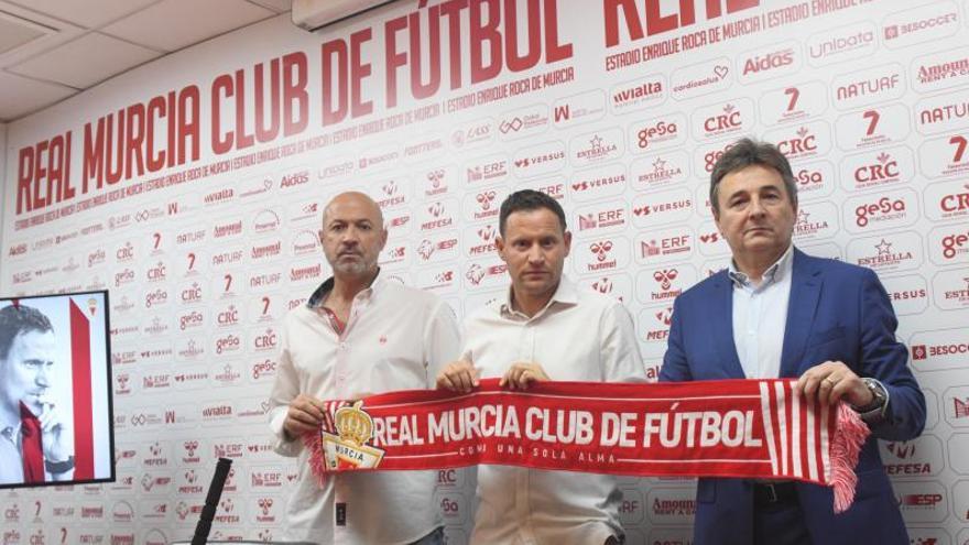 Manolo Molina, director deportivo grana, Mario Simón, técnico murcianista, y Agustín Ramos.