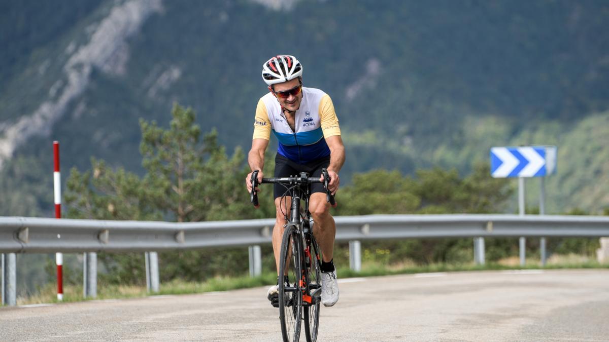 Un ciclista pujant a Coll de Pal, aquest matí