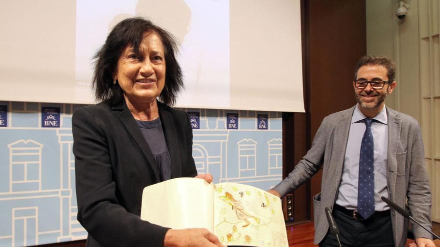 La presidenta de la Fundación Miguel Delibes e hija del escritor, Elisa Delibes, presenta el libro.