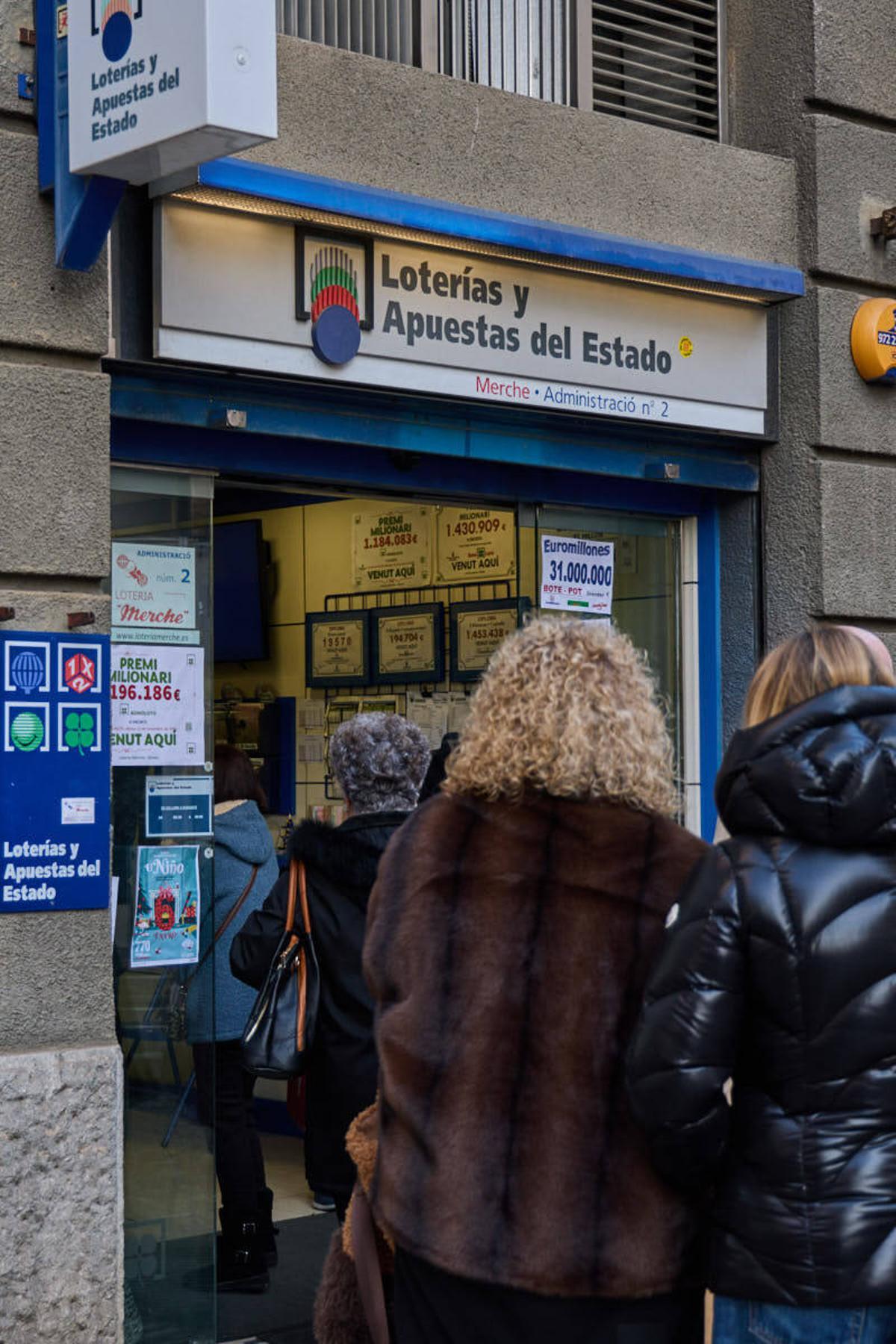 Cues aquest divendres davant la Loteria Merche de Girona.