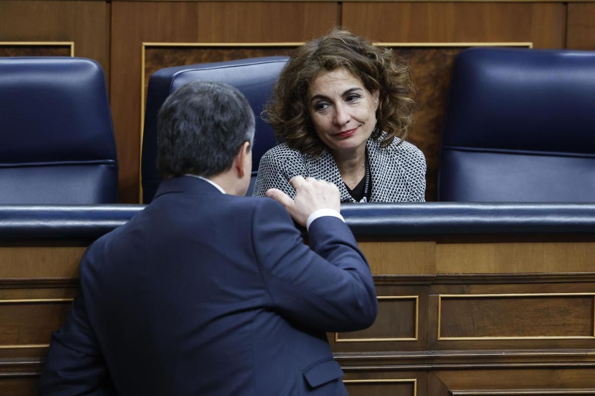El portavoz del PNV, Aitor Esteban, conversa con la vicepresidenta primera y ministra de Hacienda, María Jesús Montero.