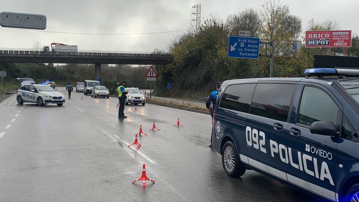 Un control de la Policía Local de Oviedo en uno de los accesos a la ciudad.