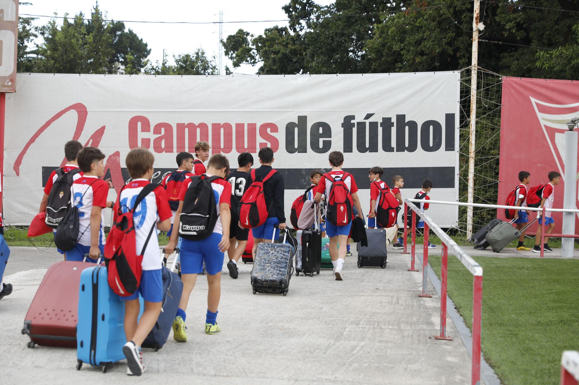 En imágenes: La escuela del fútbol del Sporting recibe a un centenar de jóvenes del primer turno del campus