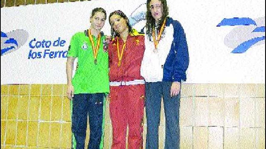Ángela Rivera -a la izquierda-, en el podio del reciente Nacional junior de invierno, disputado la semana pasada en Gijón.