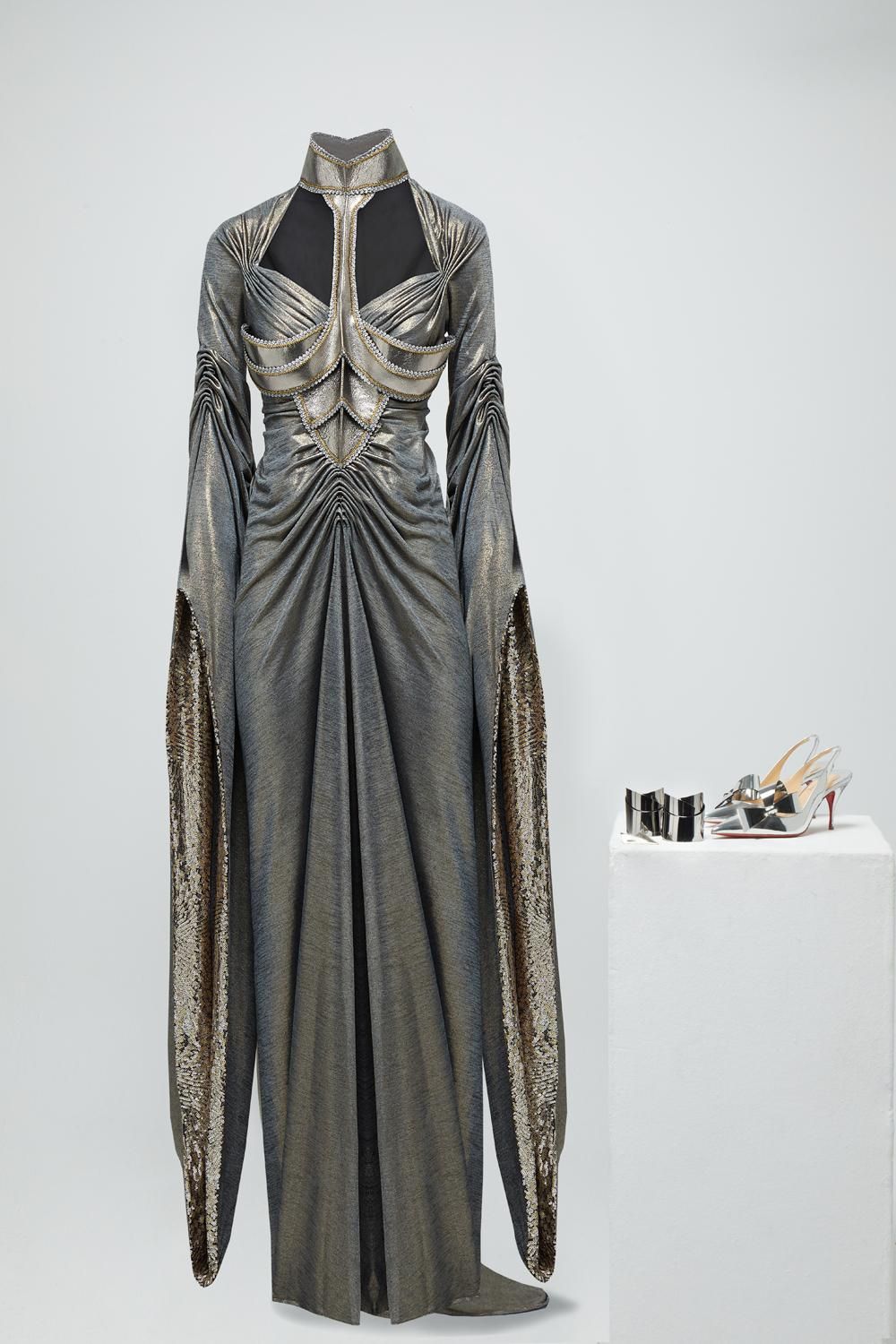 Jenny Beavan para Cruella: Vestido metalizado con cola y mangas XXL más accesorios