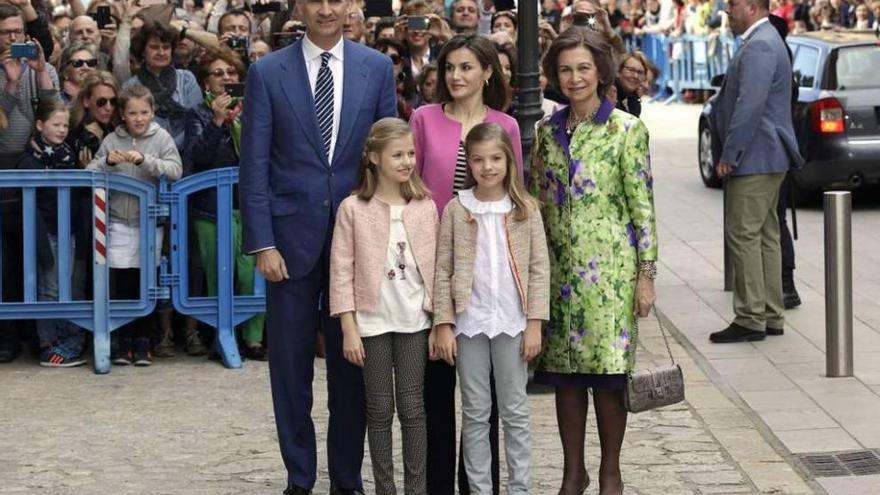 Los Reyes, sus hijas y la reina Sofía posan ante la prensa, ayer, en Palma.