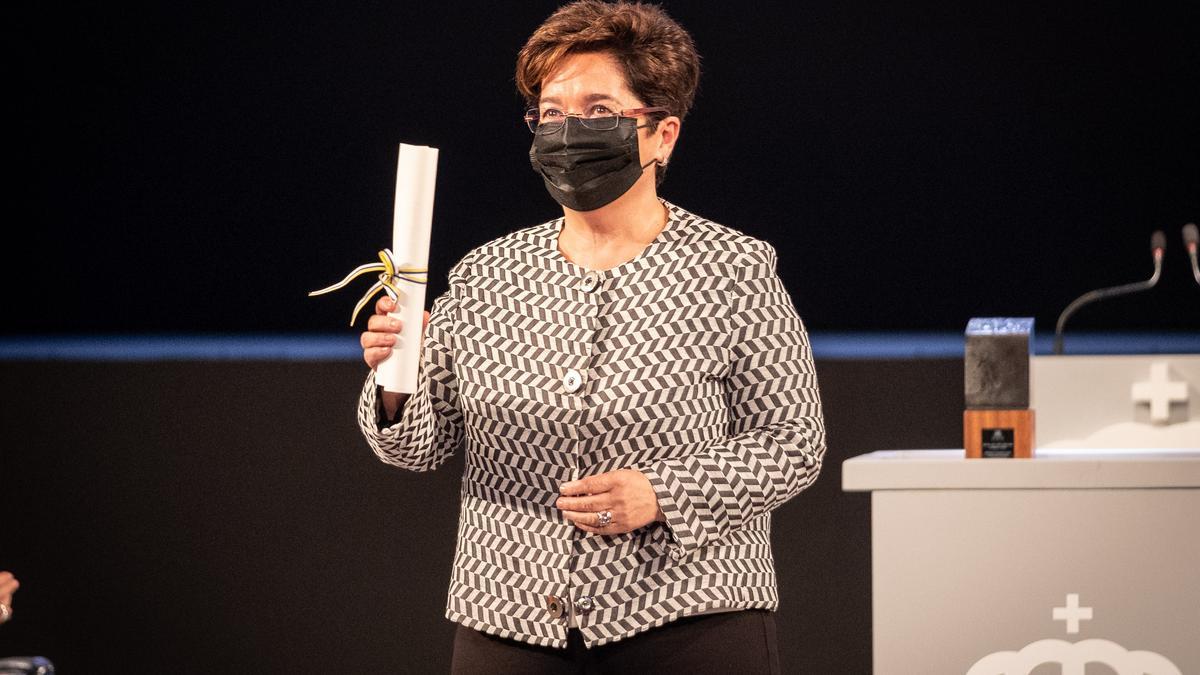 Dolores Corbella Díaz. Recibió el Premio Canarias de Investigación e Innovación. Desde las crónicas más antiguas, ha recorrido la historia de las Islas a través del lenguaje. Es decisiva en el estudio de la variedad lingüística canaria.