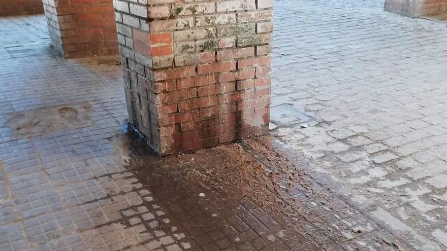 Ponen una queja en el Defensor del Pueblo Andaluz por la filtración de aguas fecales en el barrio de Las Moreras