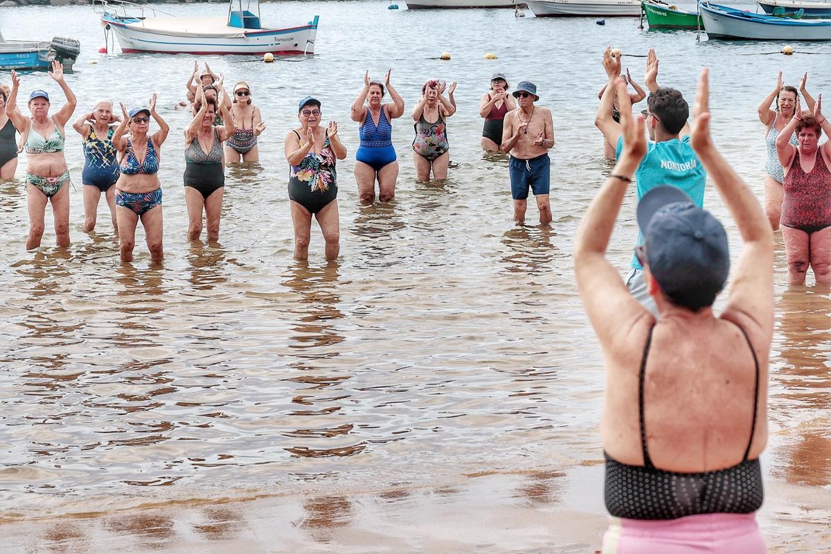 Los mayores van a la playa de Las Teresitas con Santa Cruz Vital