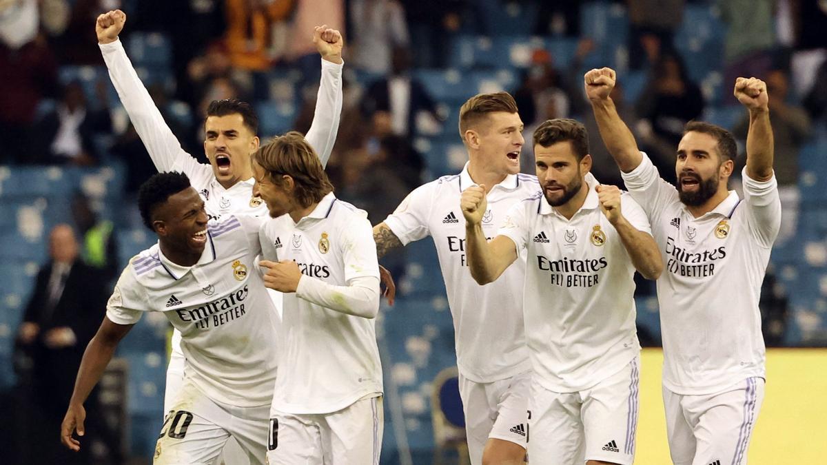 Real Madrid's players celebrate after winning the Spanish Super Cup semi-final football match between Real Madrid CF and Valencia CF at the King Fahd International Stadium in Riyadh, Saudi Arabia, on January 11, 2023. (Photo by Giuseppe CACACE / AFP)